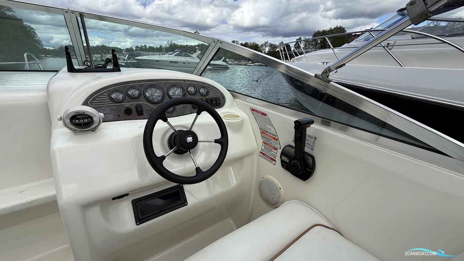 Sea Ray 215 Express Cruiser
