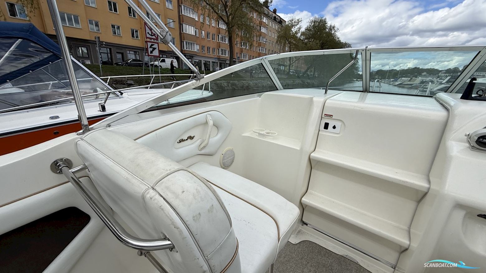 Sea Ray 215 Express Cruiser