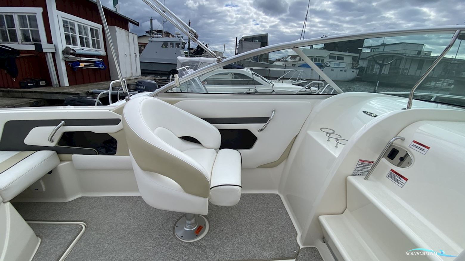 Sea Ray 235 WEEKENDER