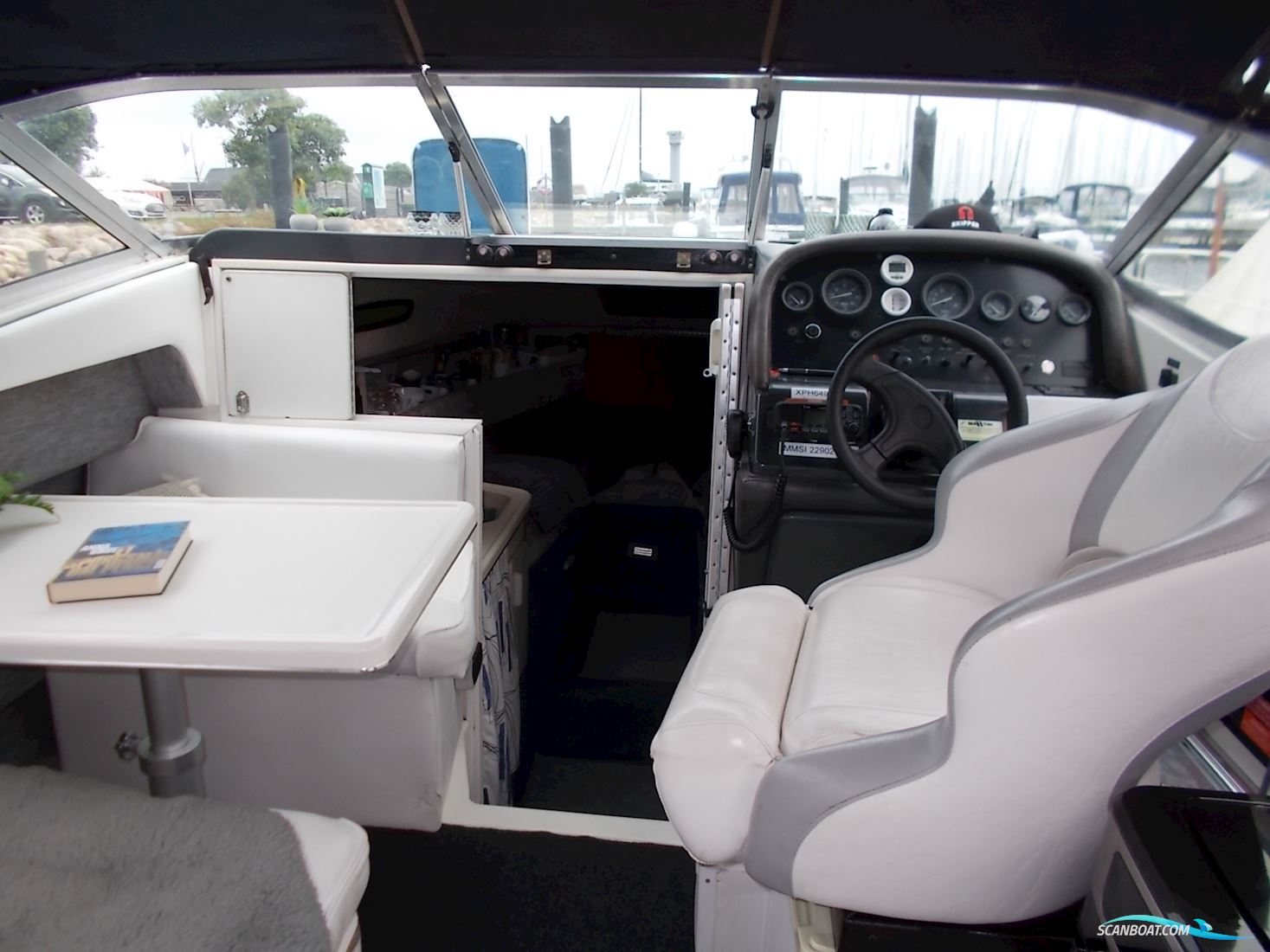 Sea Ray 250 Express Cruiser