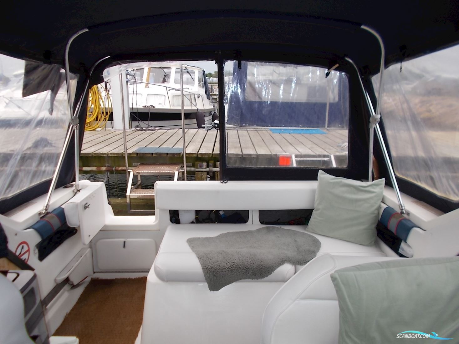 Sea Ray 250 Express Cruiser