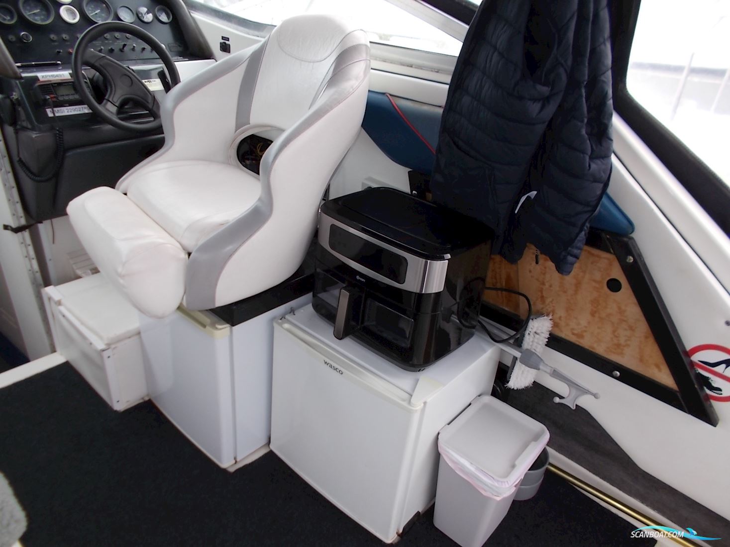 Sea Ray 250 Express Cruiser