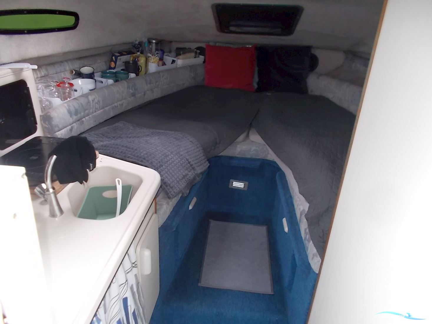 Sea Ray 250 Express Cruiser