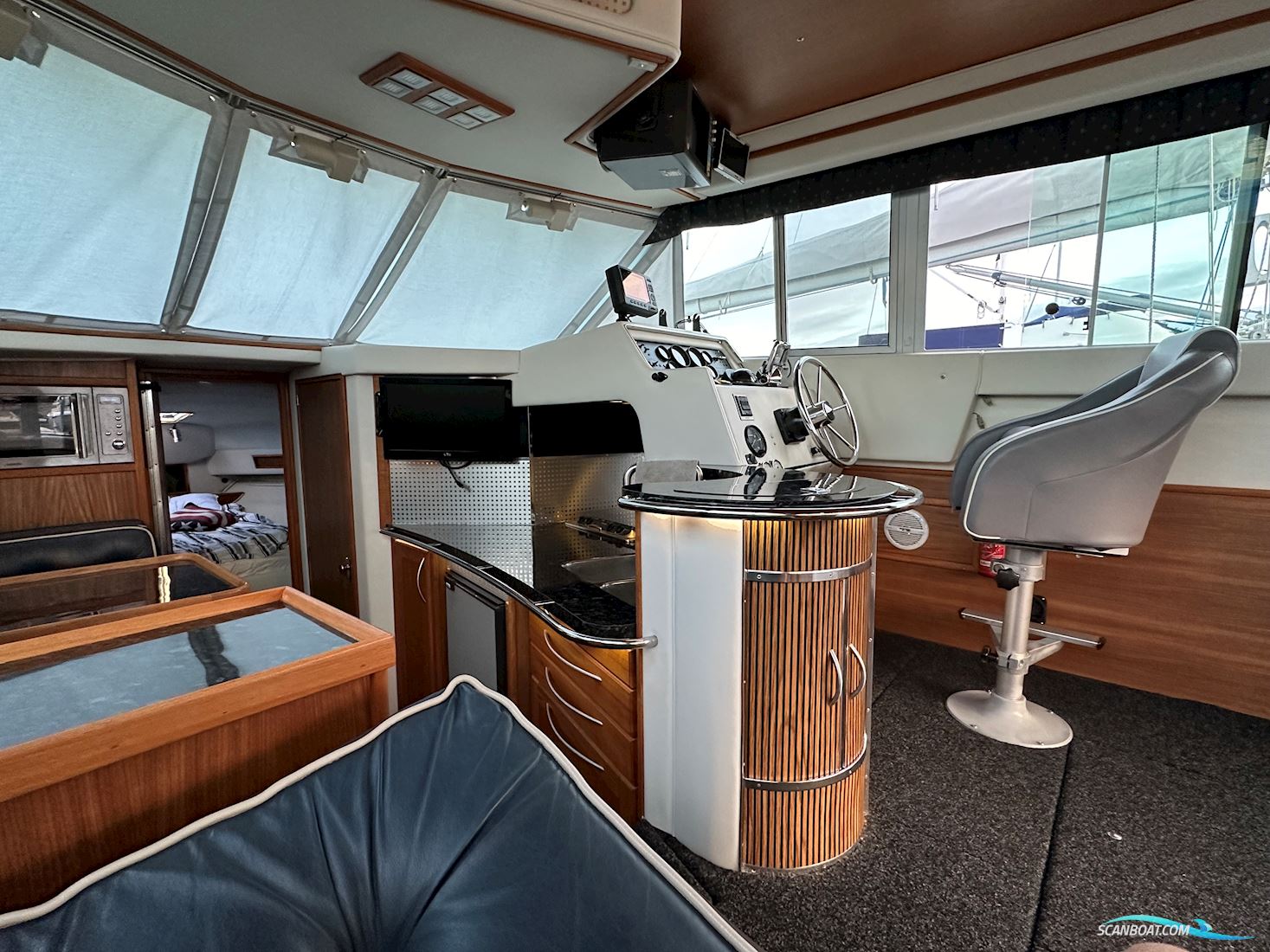 Sea Ray 340 Sedan Bridge