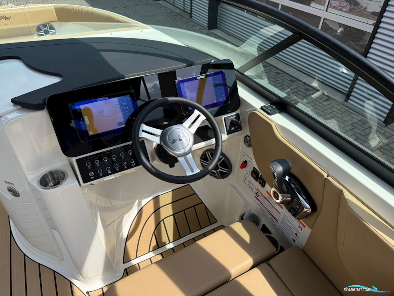 Sea Ray SDX 230