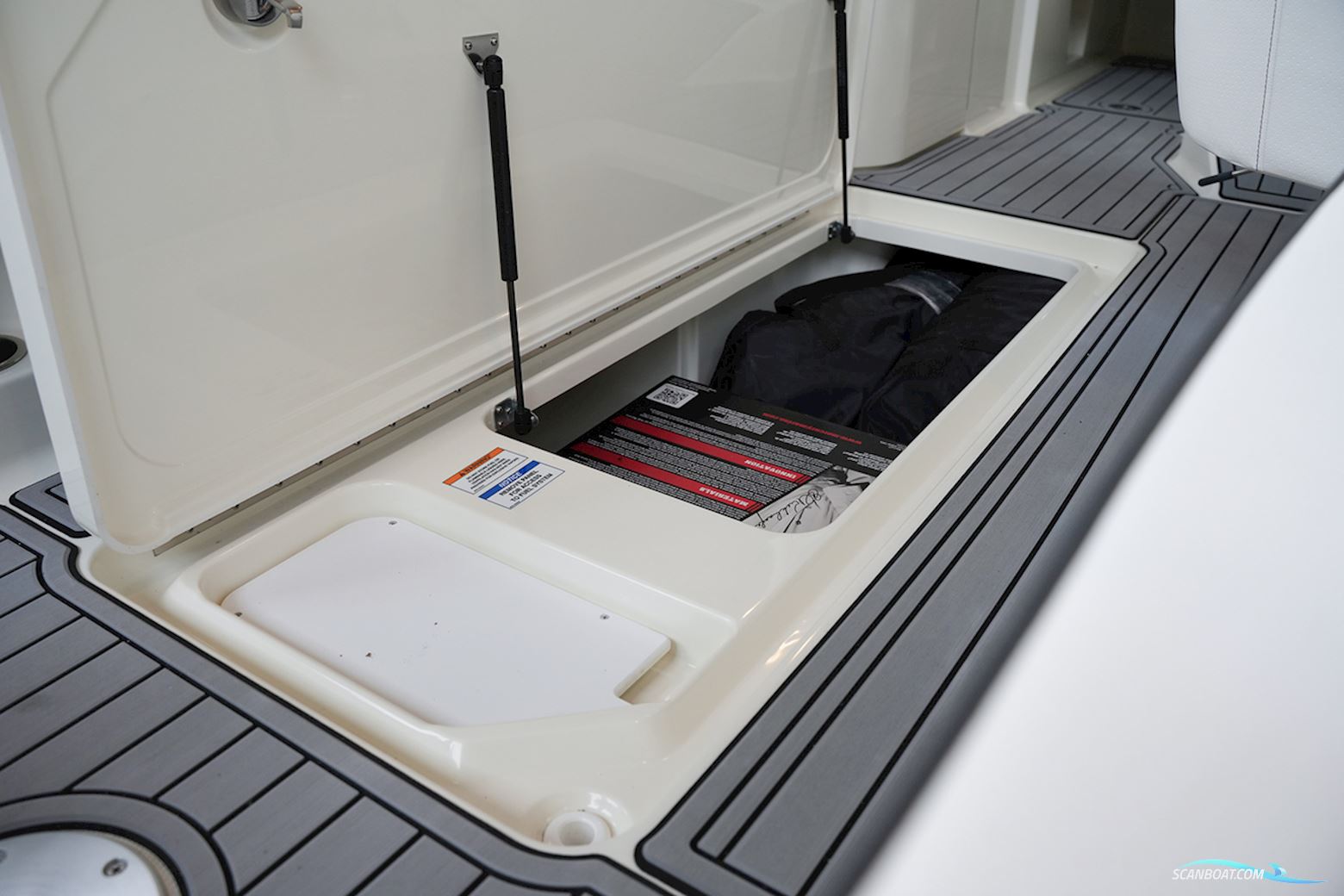 Sea Ray SPX 230 Outboard