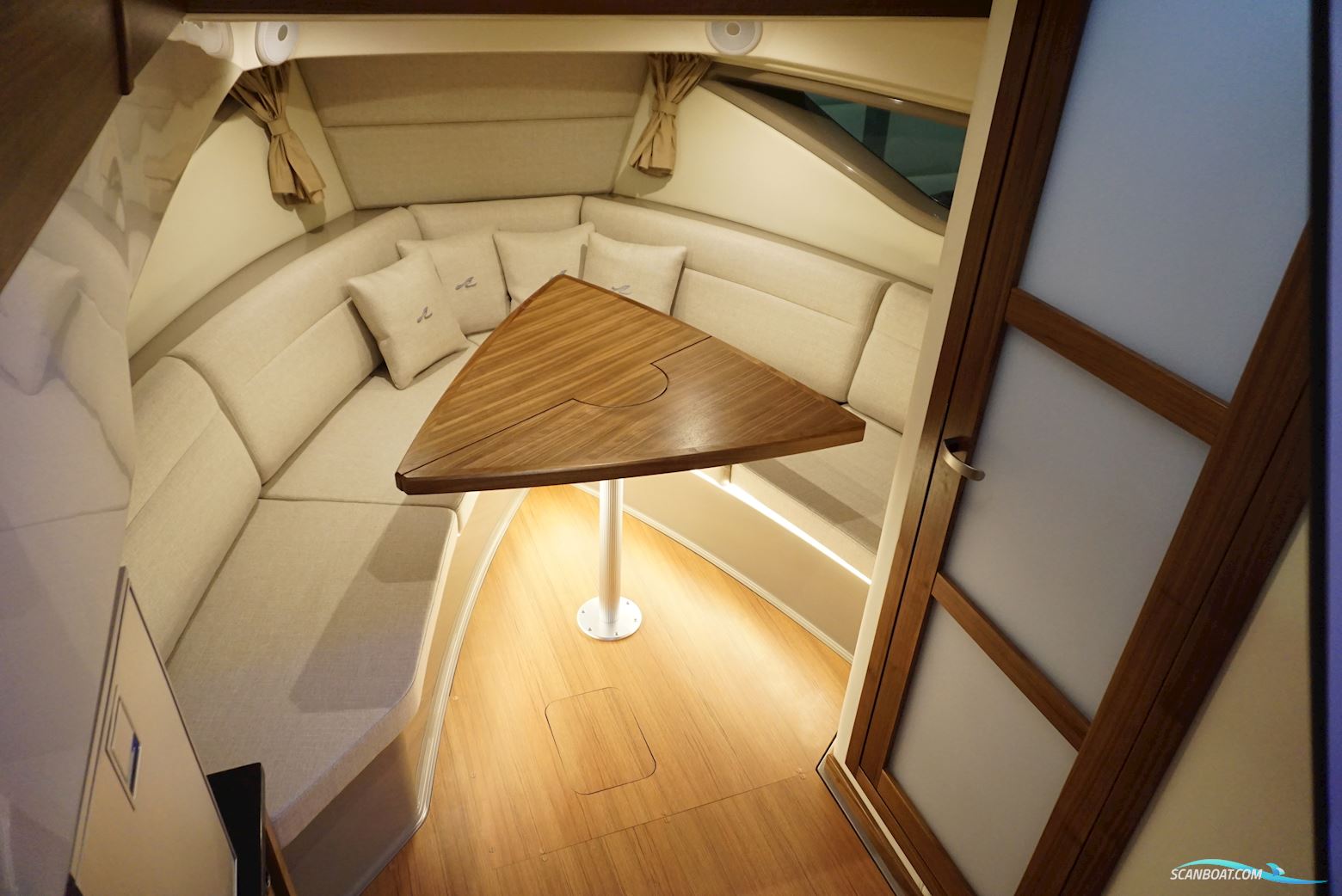 Sea Ray Sundancer 320 - IN Store!