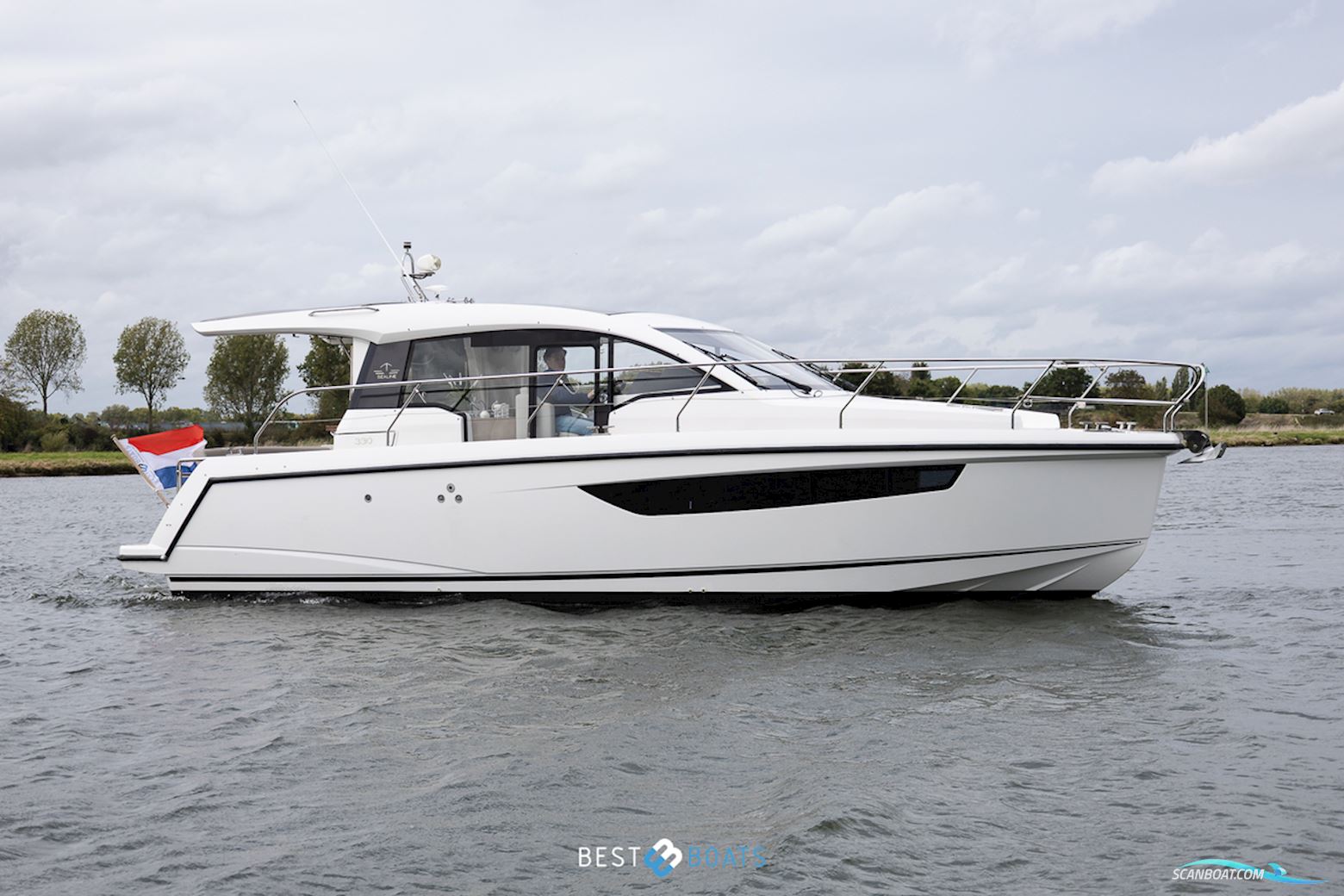 Sealine C330 Motorboat 2016, with Volvo Penta is een Zweeds merk dat wereldwijd bekendstaat om betrouwbare en krachtige scheepsmotoren en aandrijfsystemen. Ze leveren zowel diesel- al engine, The Netherlands