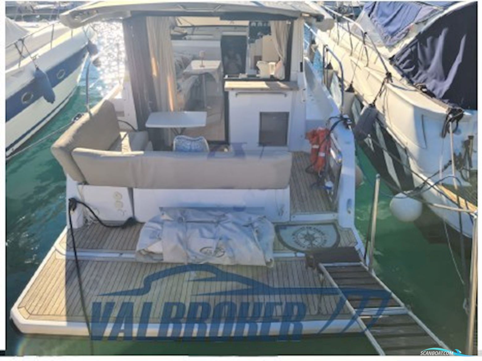 Sealine C330