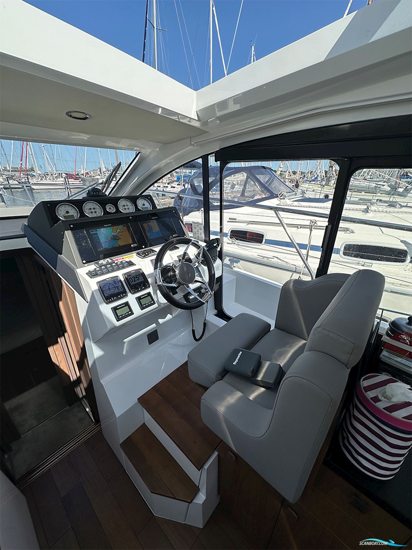 Sealine C330