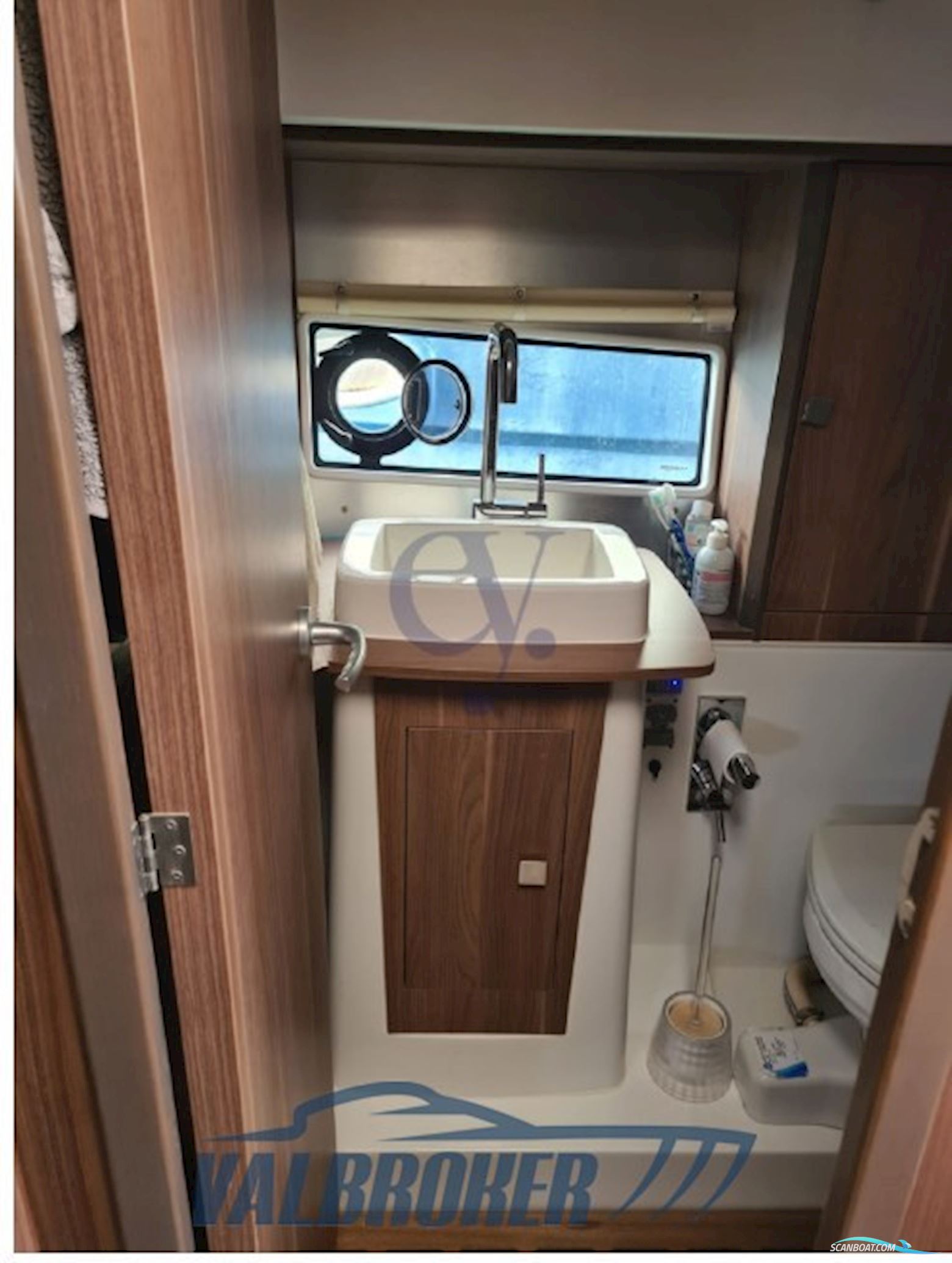 Sealine C330