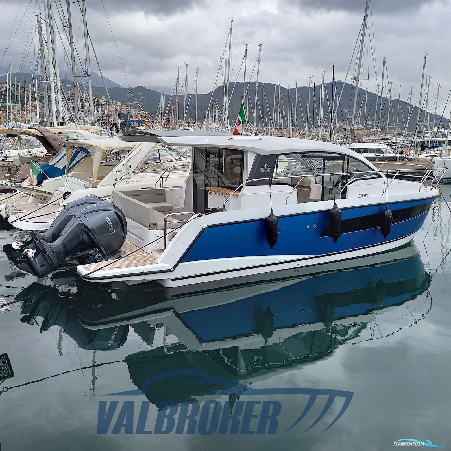 Sealine C335V Motorboat 2022, with Yamaha V6 engine, Italy