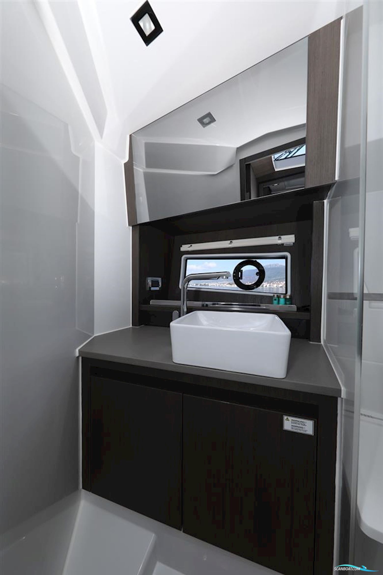 Sealine C335v