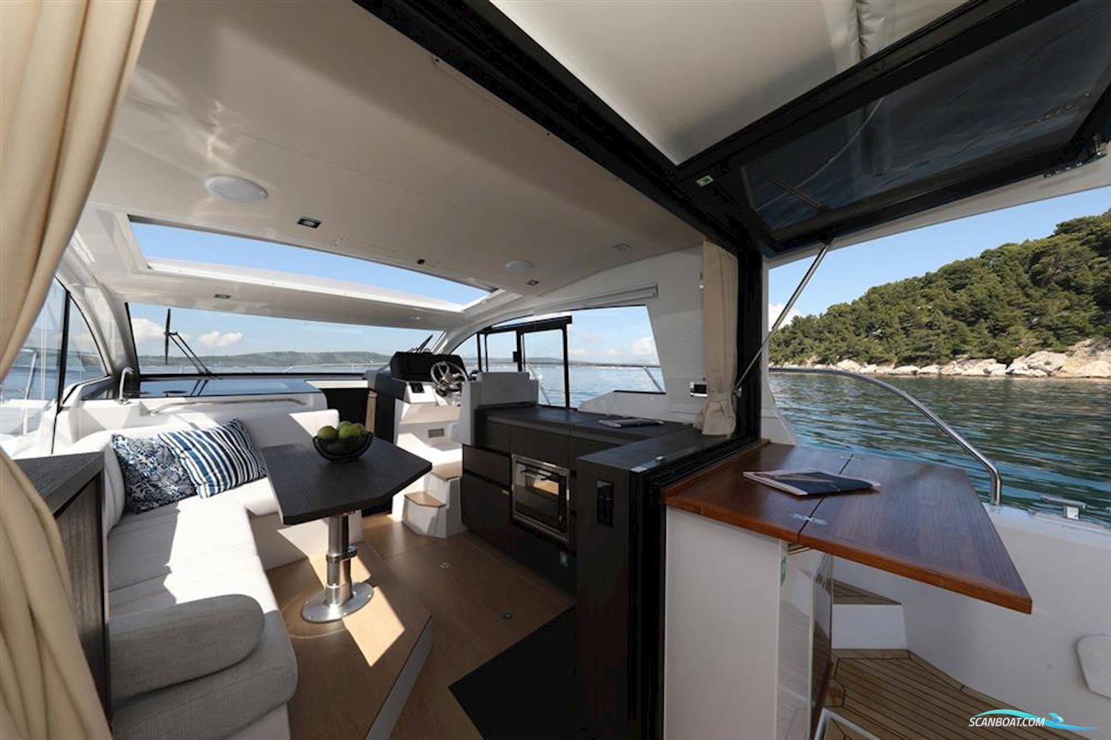 Sealine C335v