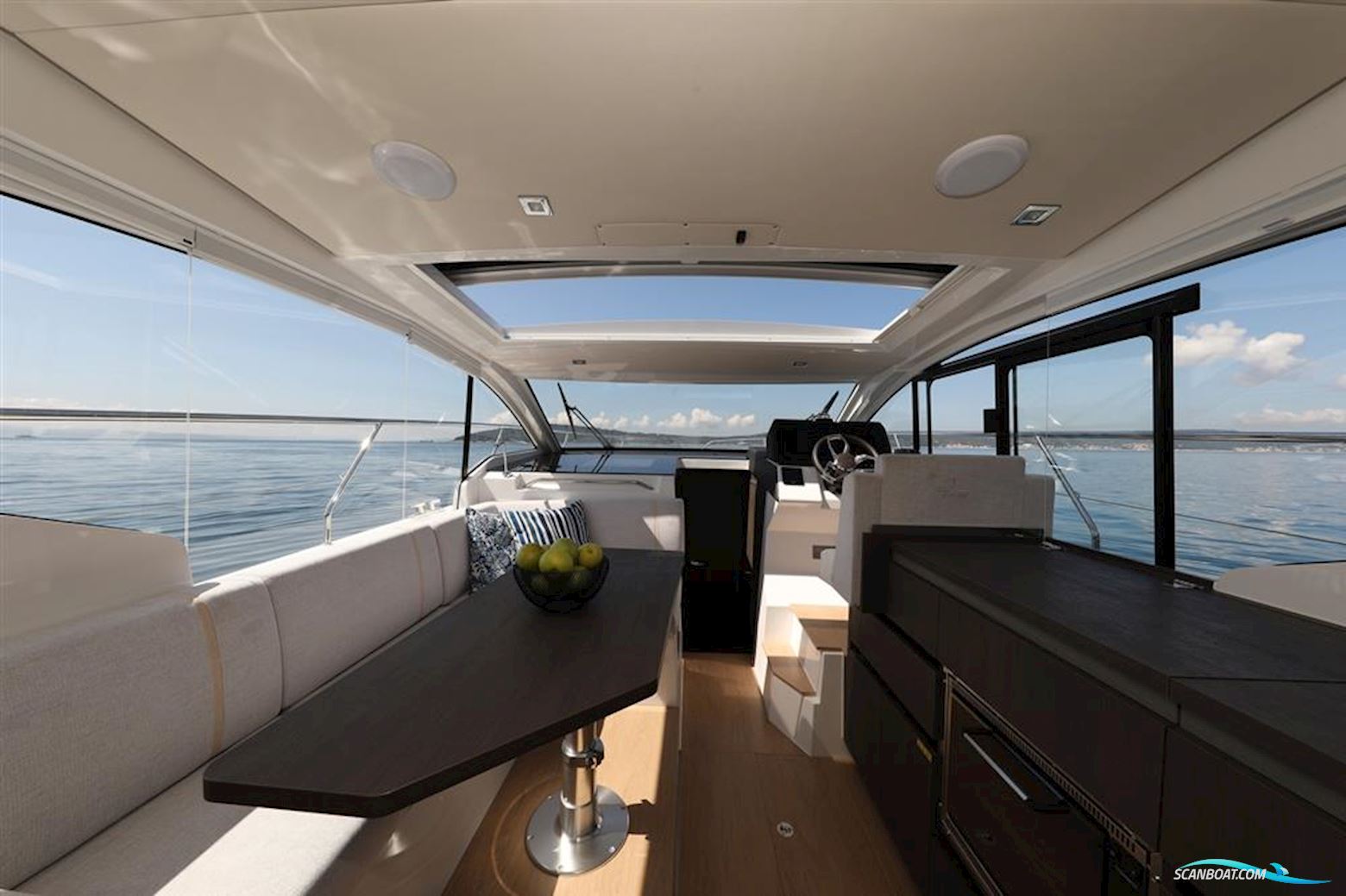Sealine C335v