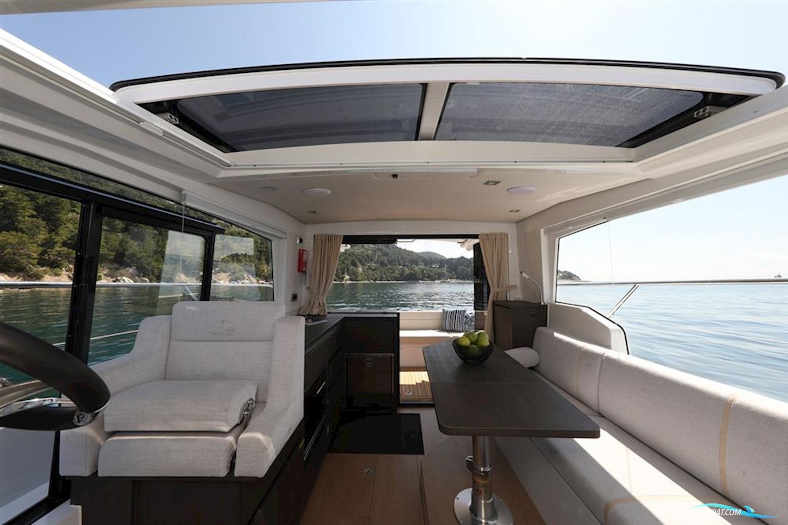 Sealine C335v