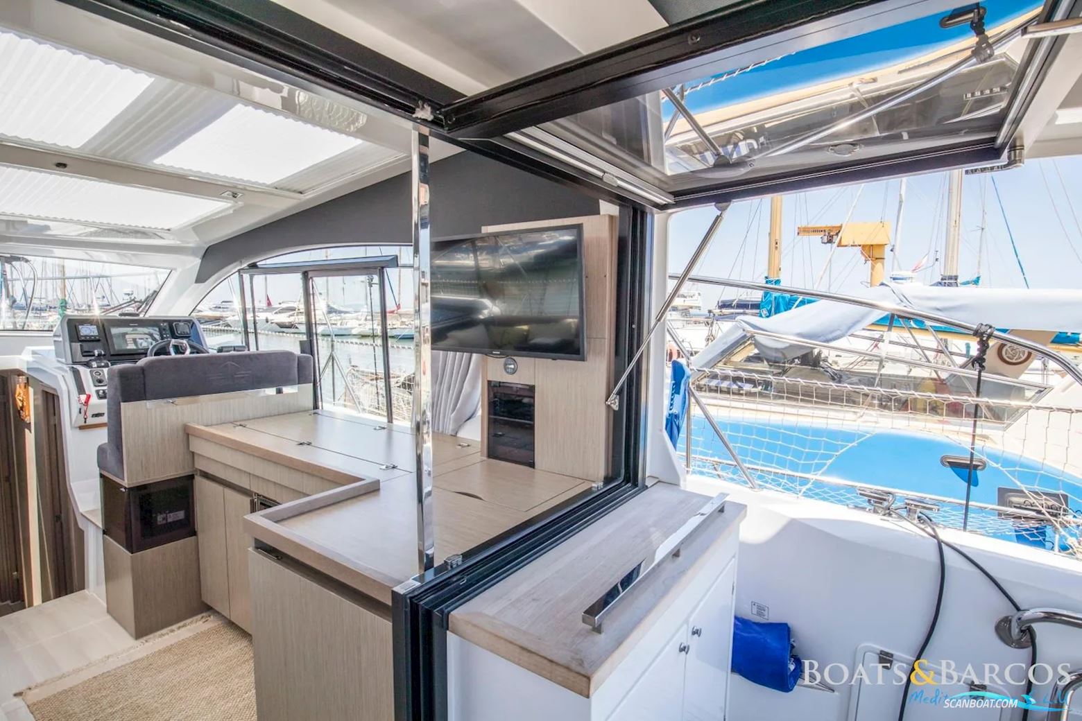 Sealine C390V