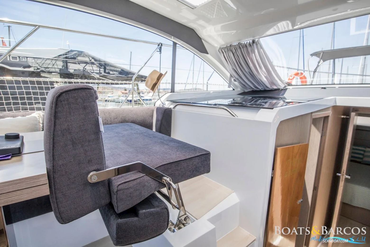 Sealine C390V