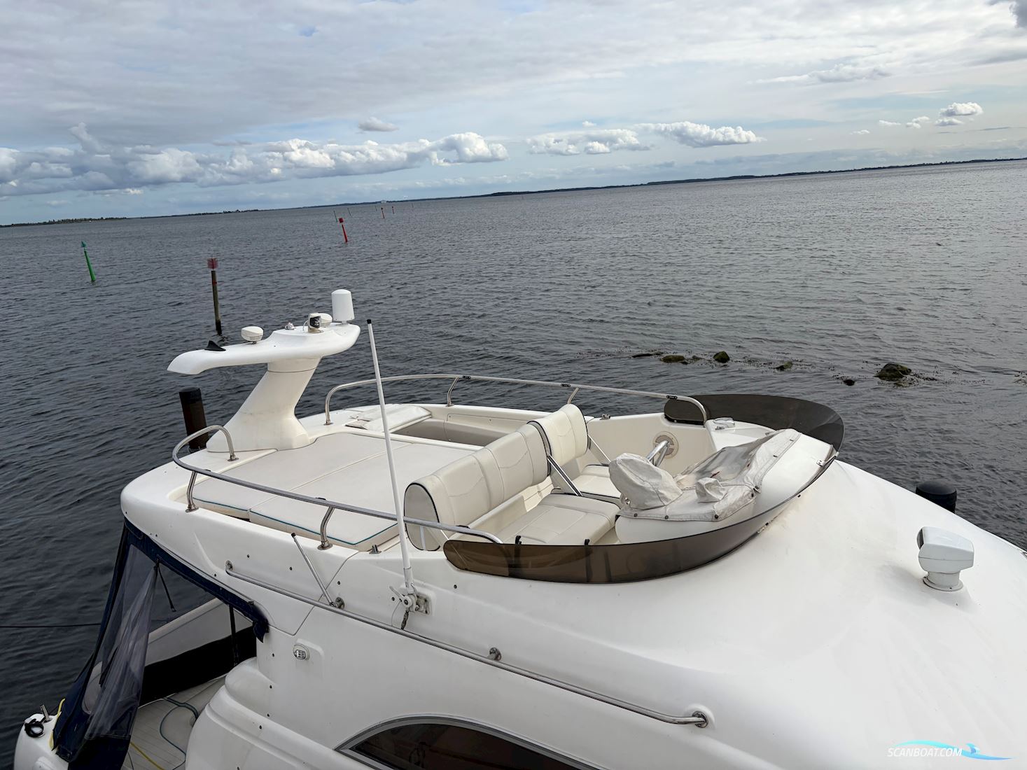 Sealine F33