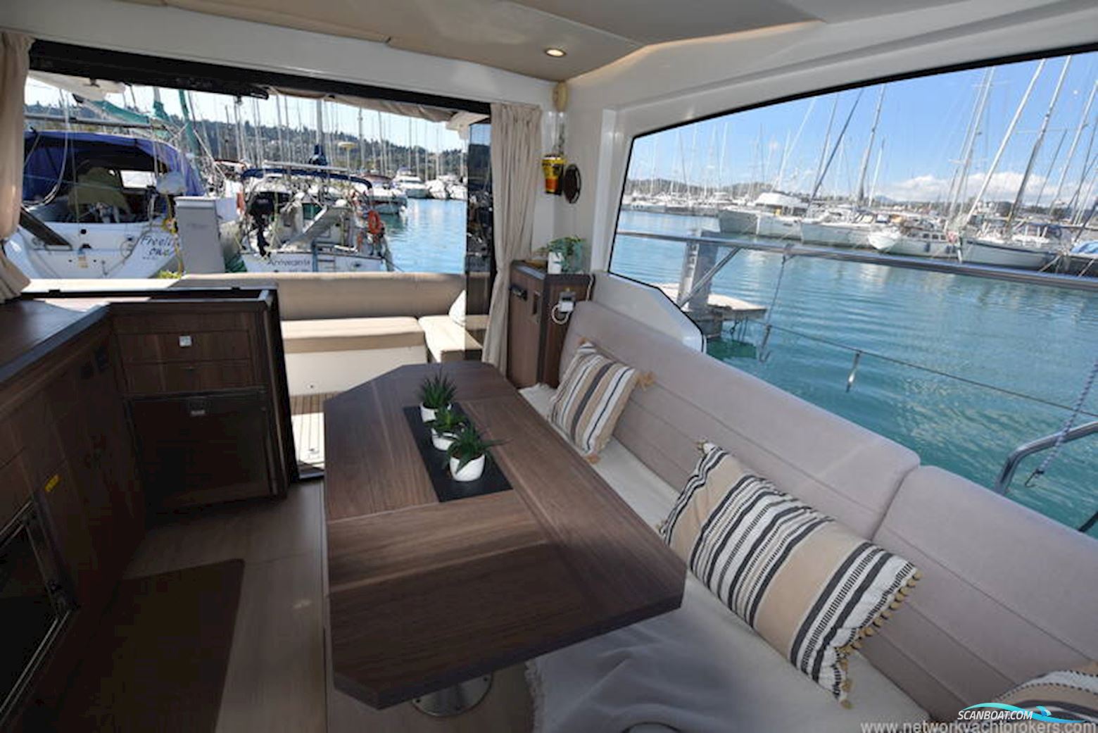 Sealine International C330