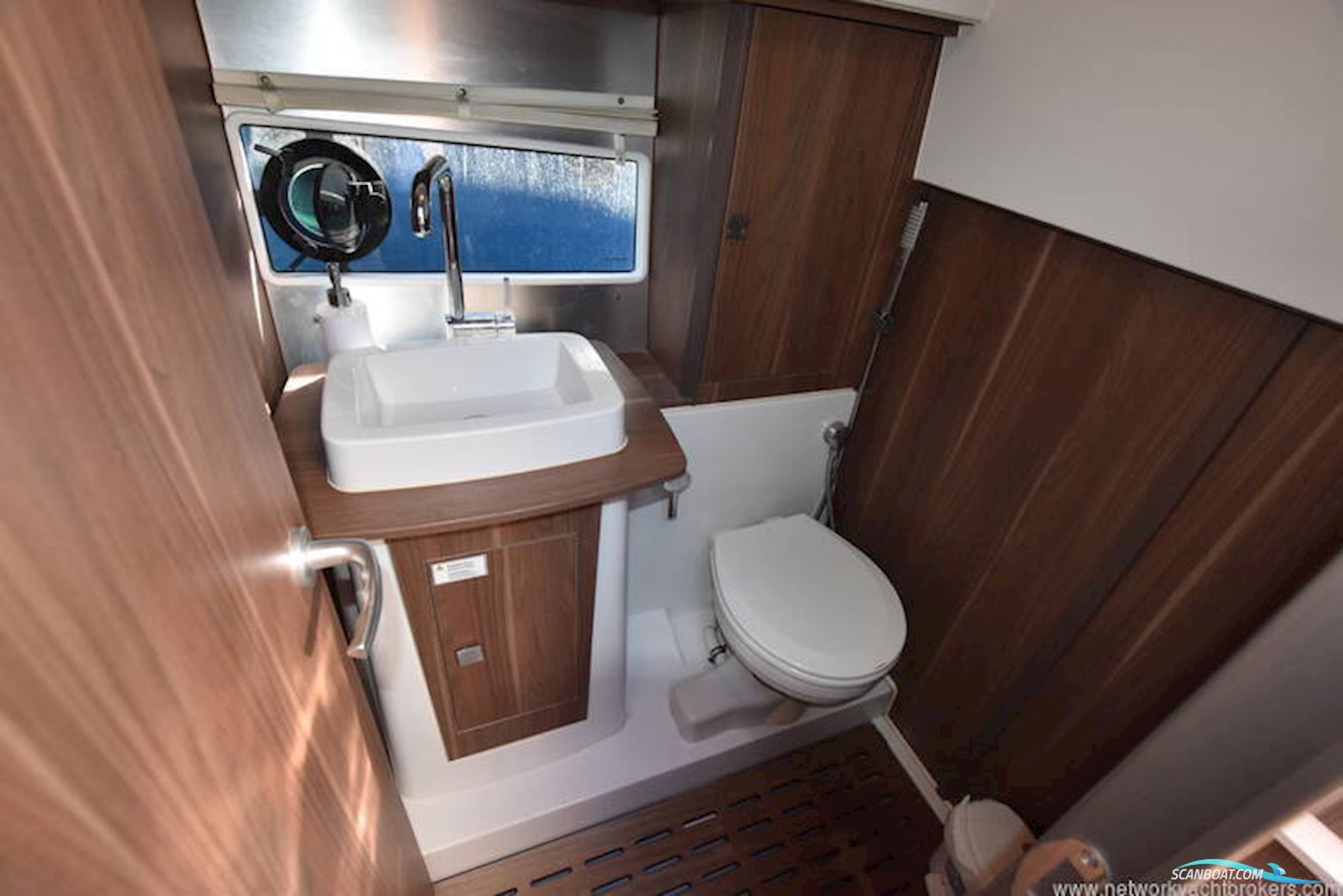 Sealine International C330