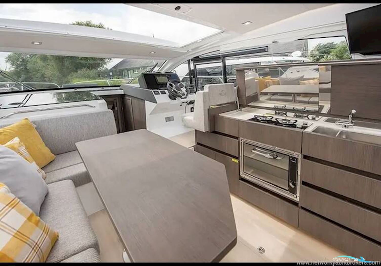 Sealine International C335