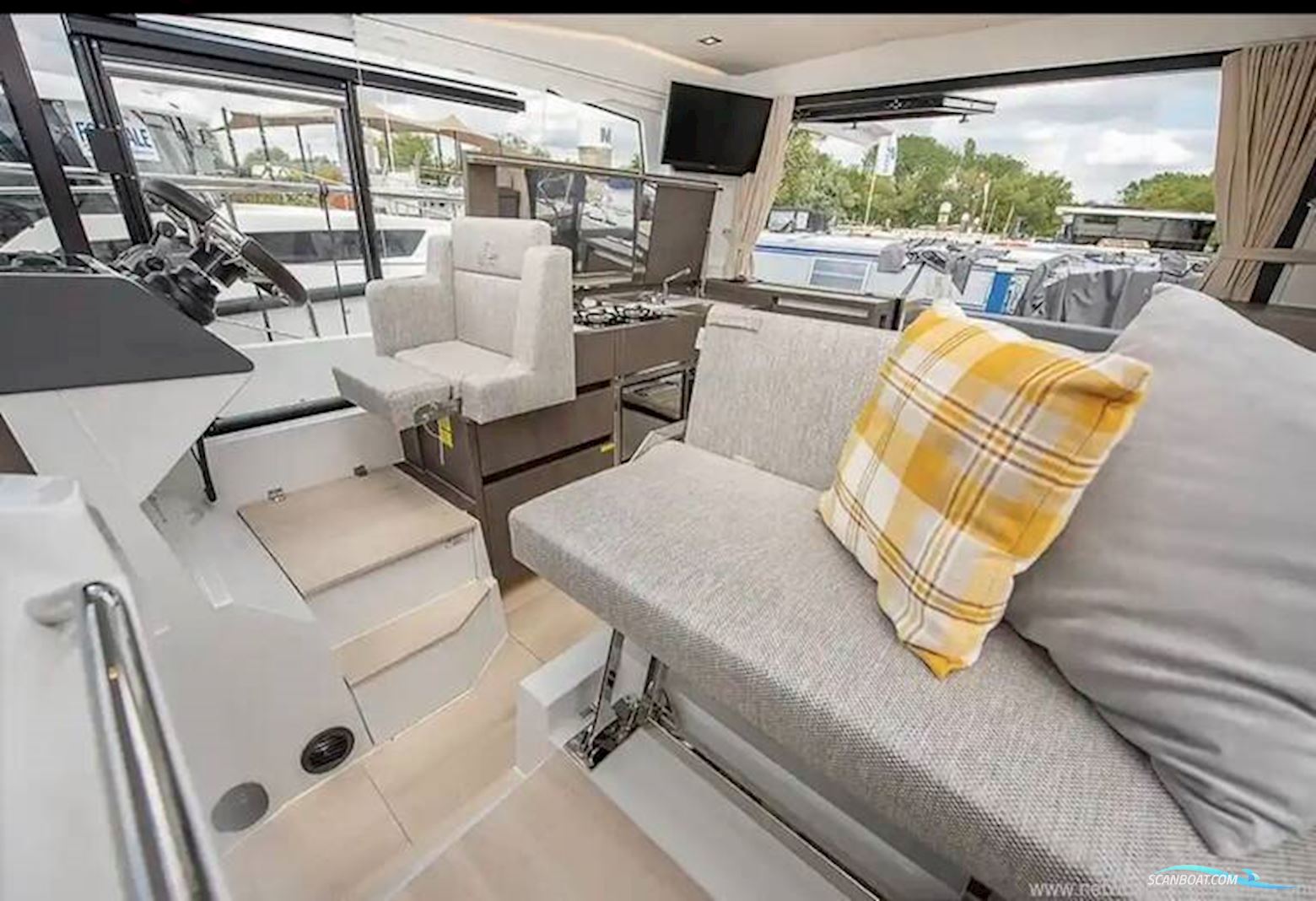 Sealine International C335