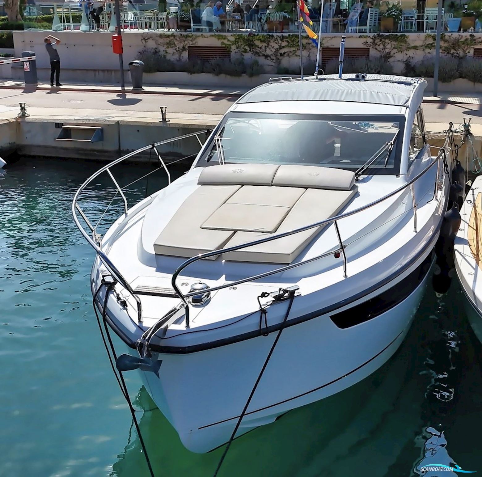 Sealine S335