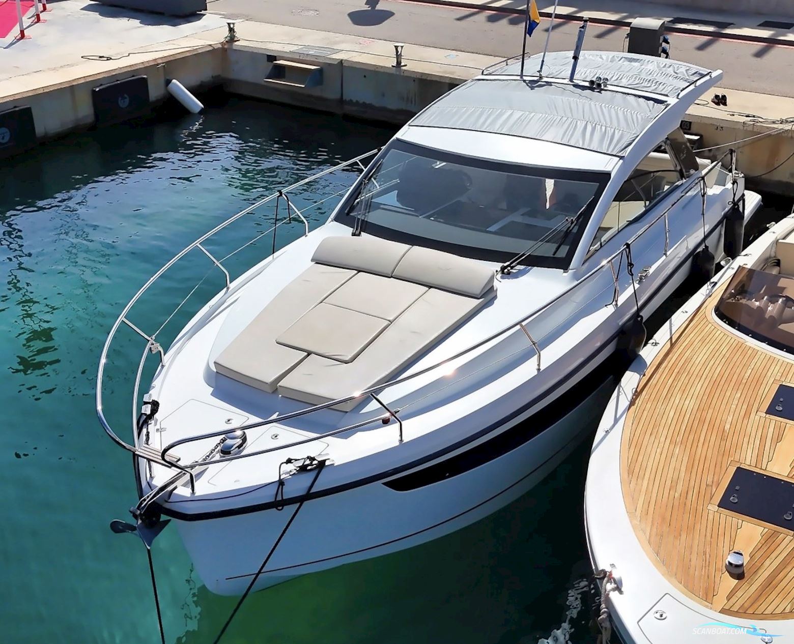 Sealine S335