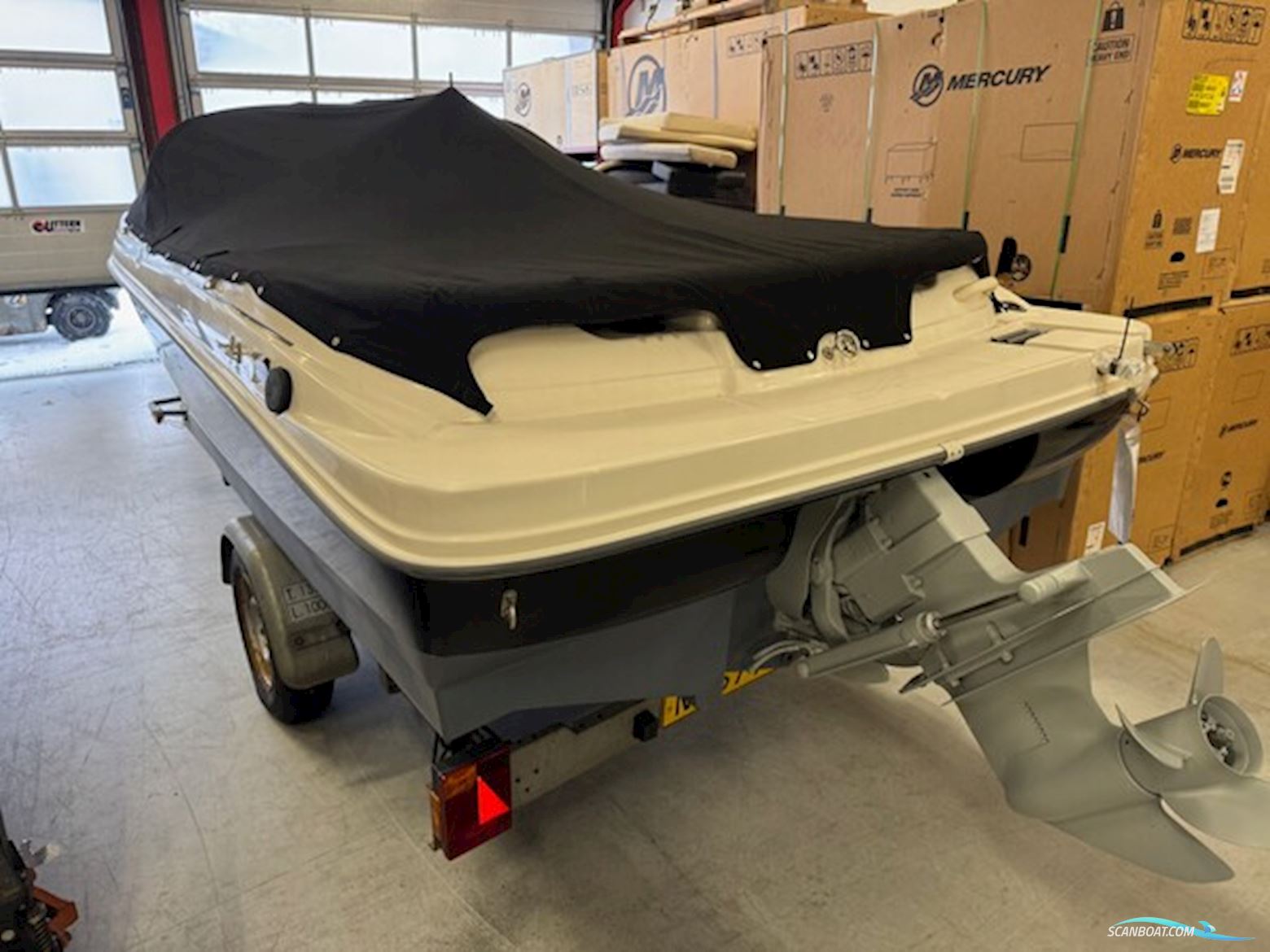 Searay 175 Sport Bowrider Med 135 hk Mercruiser 3,0L 4 Takt i/b og 1350 kg Variant Bådtrailer