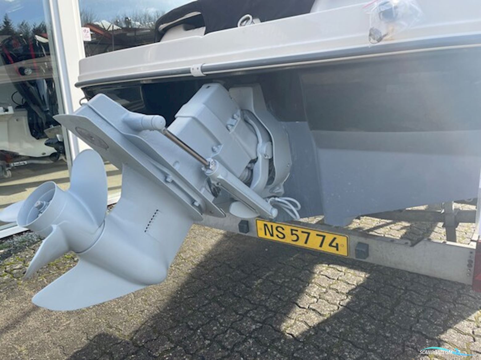 SeaRay 175 Sport Bowrider med 135 hk Mercruiser 3,0L 4 takt i/b og 1350 kg Variant bådtrailer