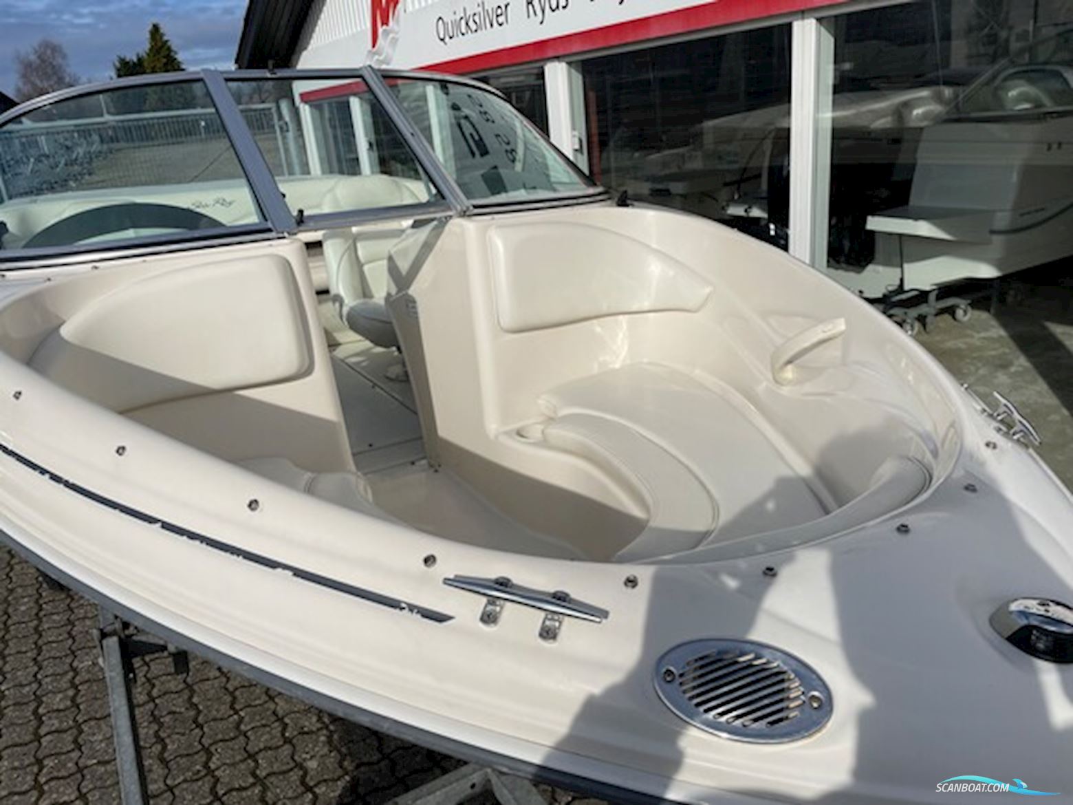 SeaRay 175 Sport Bowrider med 135 hk Mercruiser 3,0L 4 takt i/b og 1350 kg Variant bådtrailer