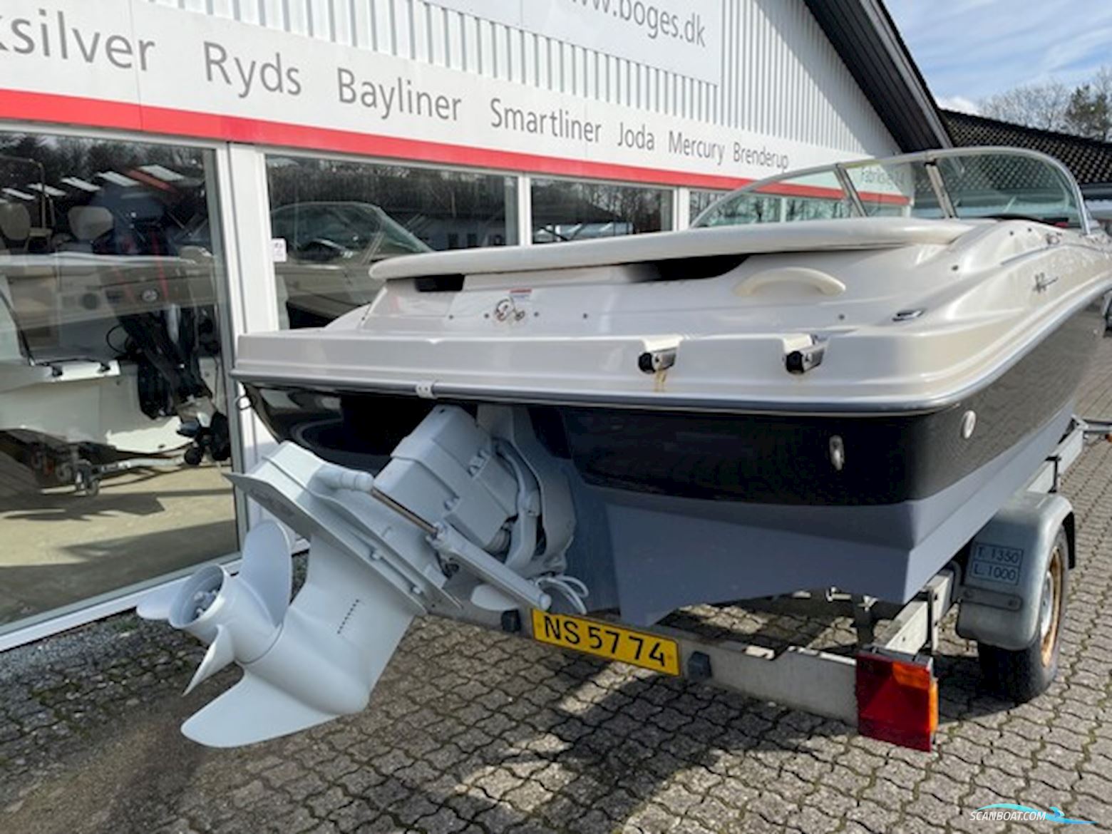SeaRay 175 Sport Bowrider med 135 hk Mercruiser 3,0L 4 takt i/b og 1350 kg Variant bådtrailer