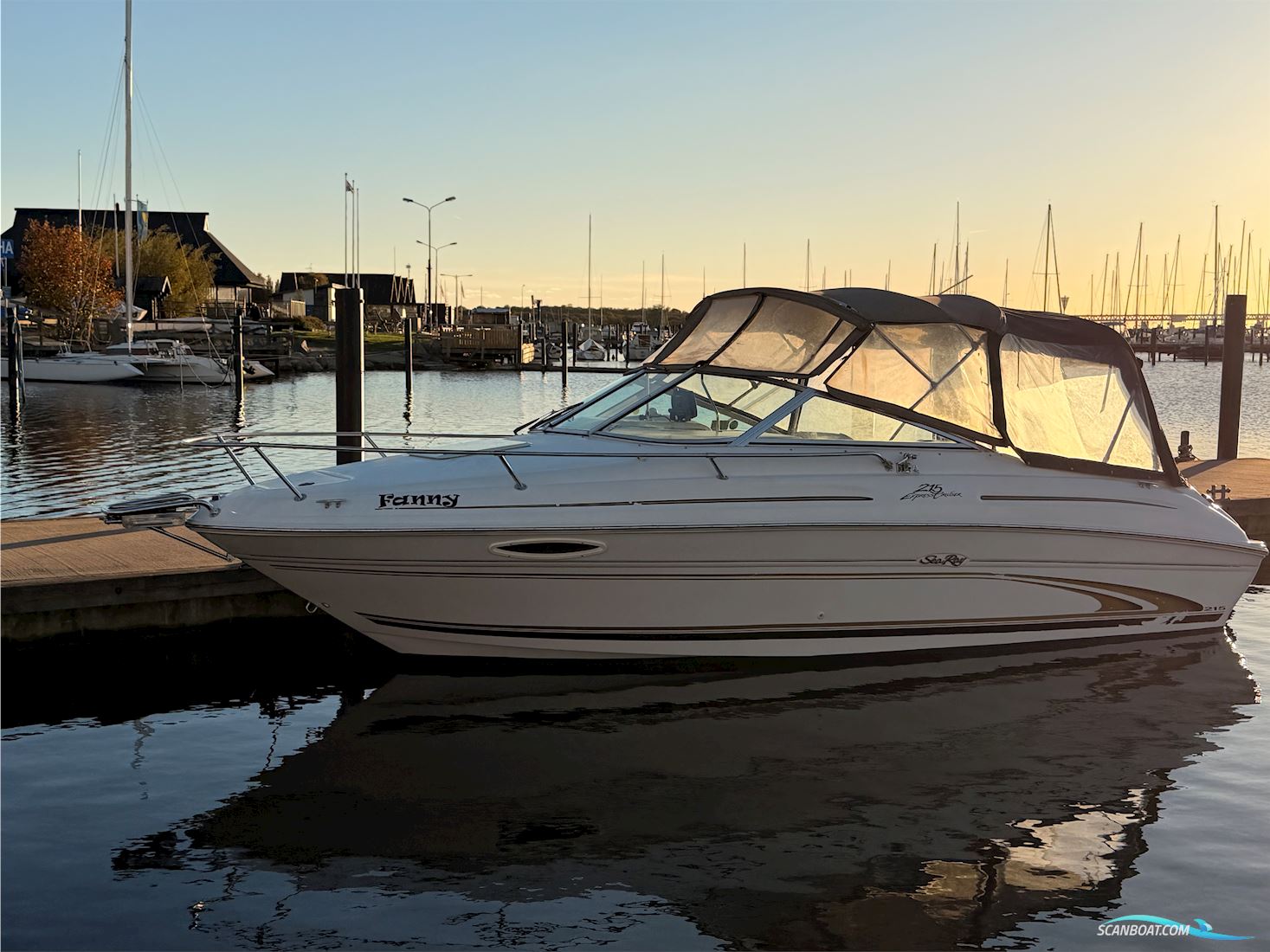 Searay 215 Express Cruiser Motorboat 1999, with Mercruiser 5.7 engine, Sweden