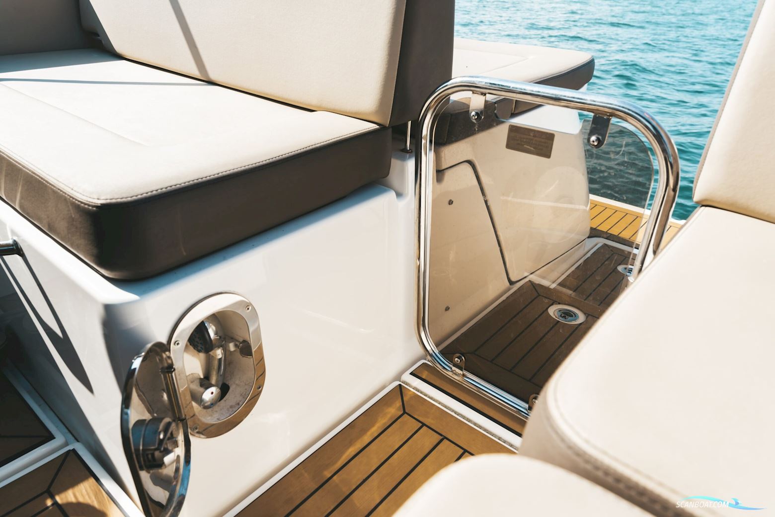 Searay Venture 370