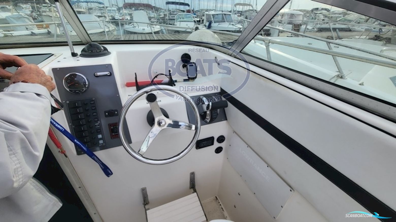 Seaswirl Striper 2600 OB