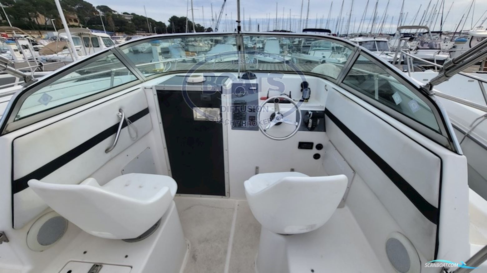 Seaswirl Striper 2600 OB