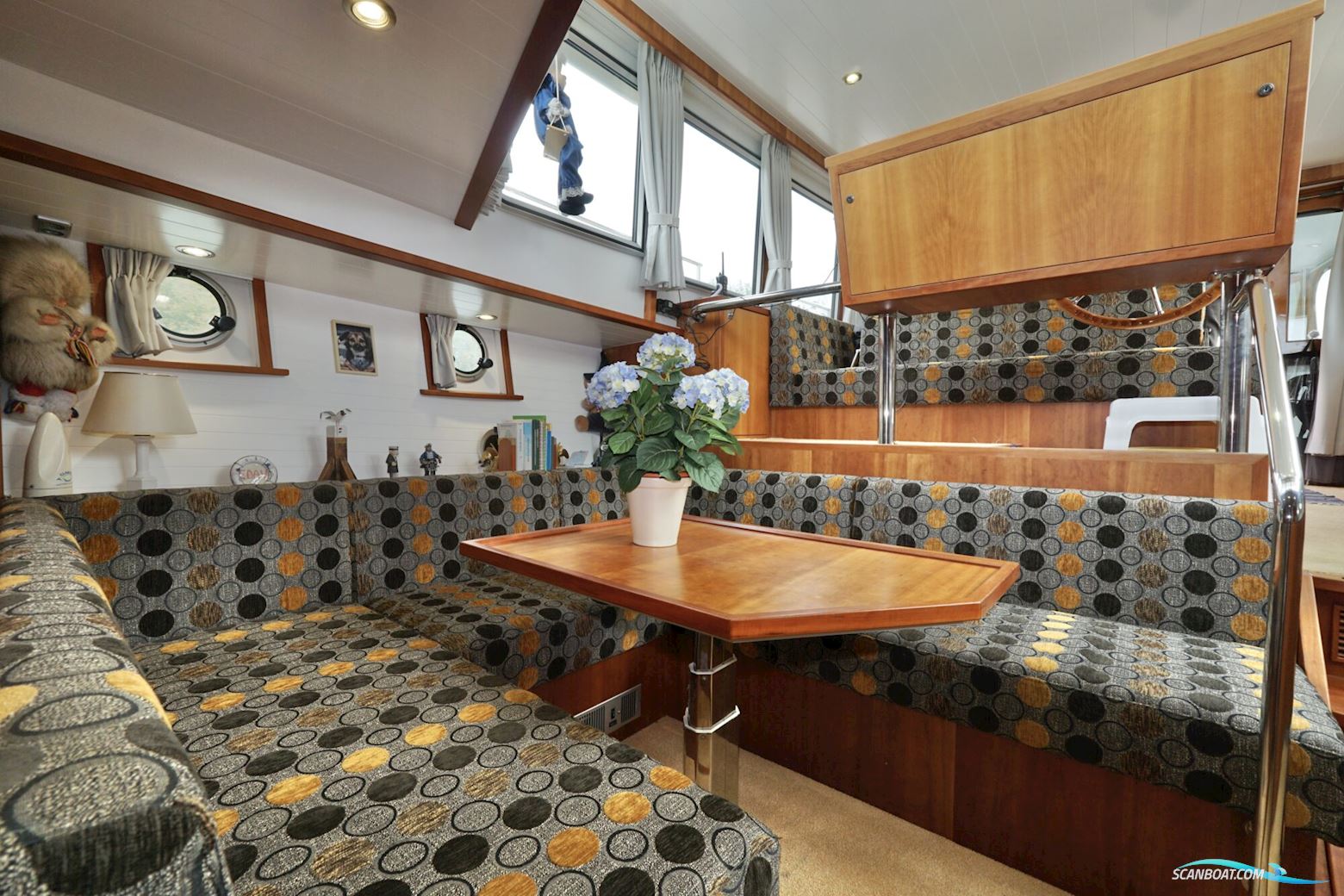 Serious Yachts Gently Low Bridge 14.50 Sedan