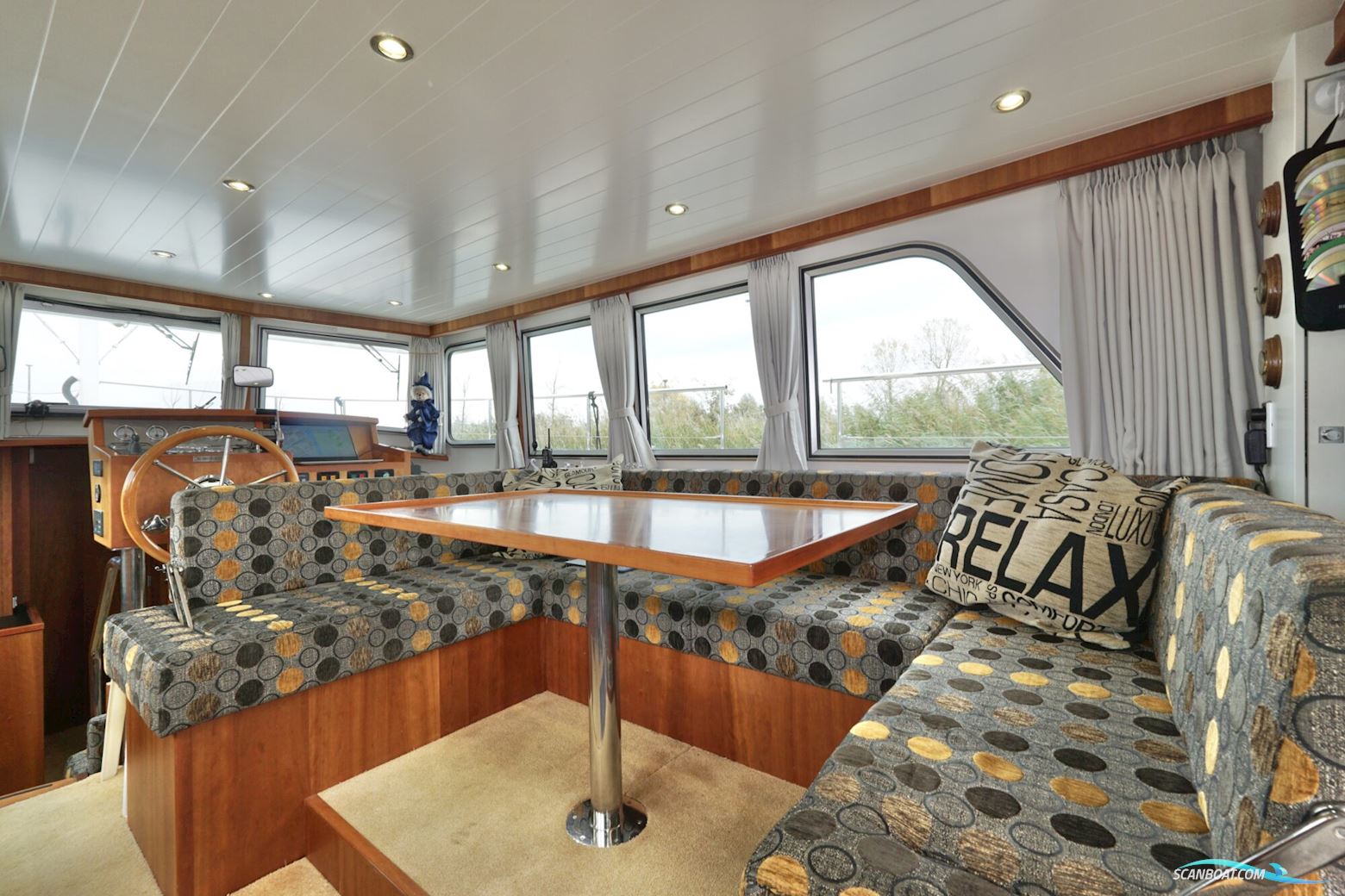 Serious Yachts Gently Low Bridge 45 Sedan