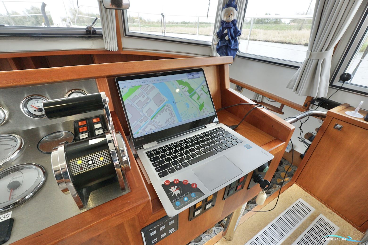 Serious Yachts Gently Low Bridge 45 Sedan
