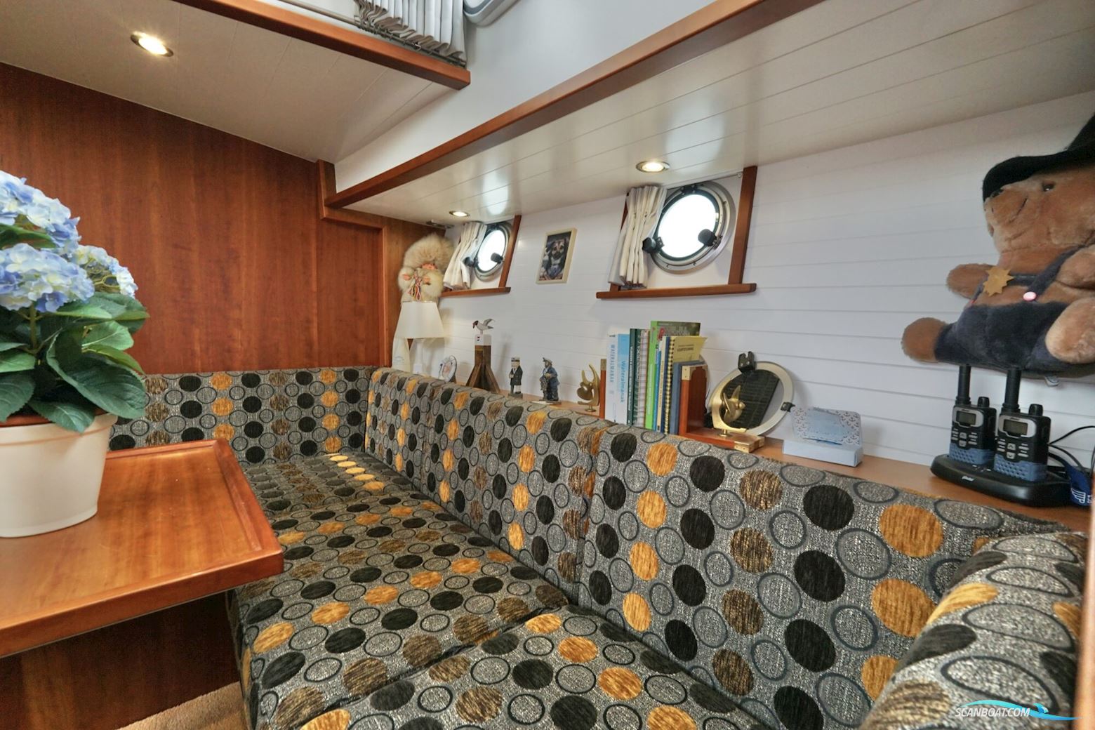 Serious Yachts Gently Low Bridge 45 Sedan