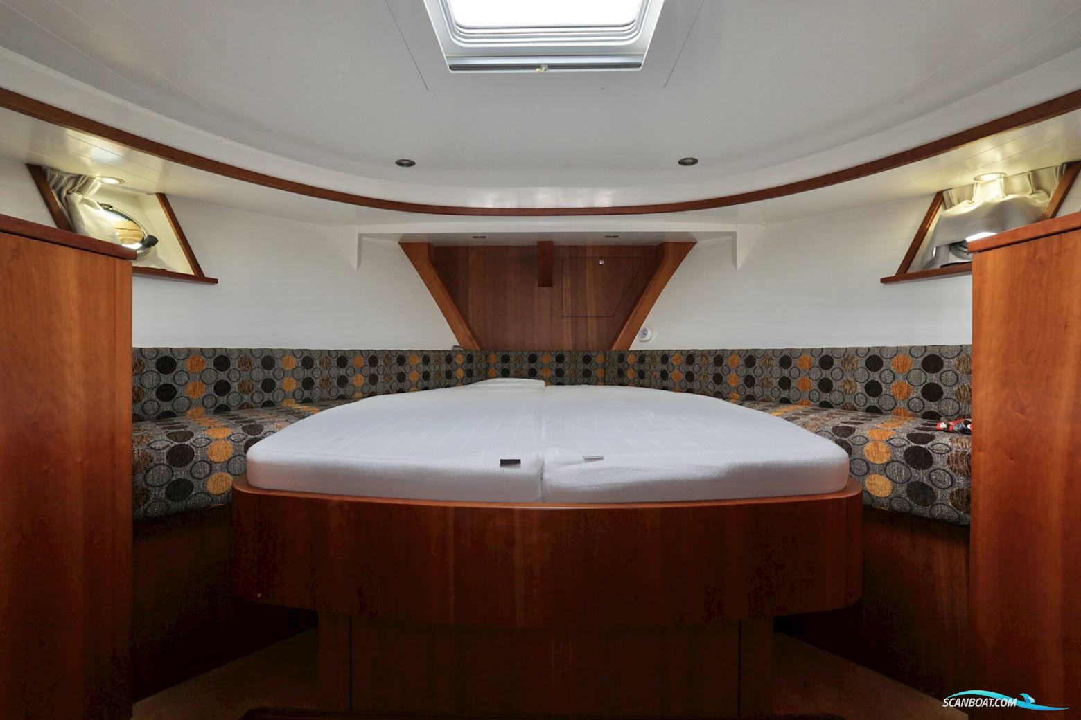 Serious Yachts Gently Low Bridge 45 Sedan