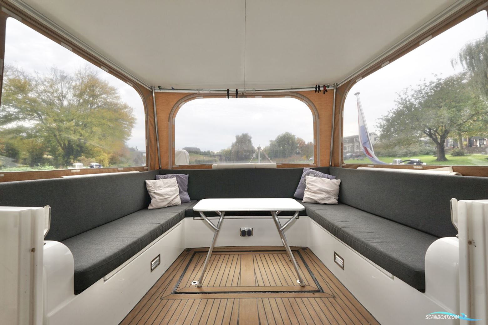 Serious Yachts Gently Low Bridge 45 Sedan
