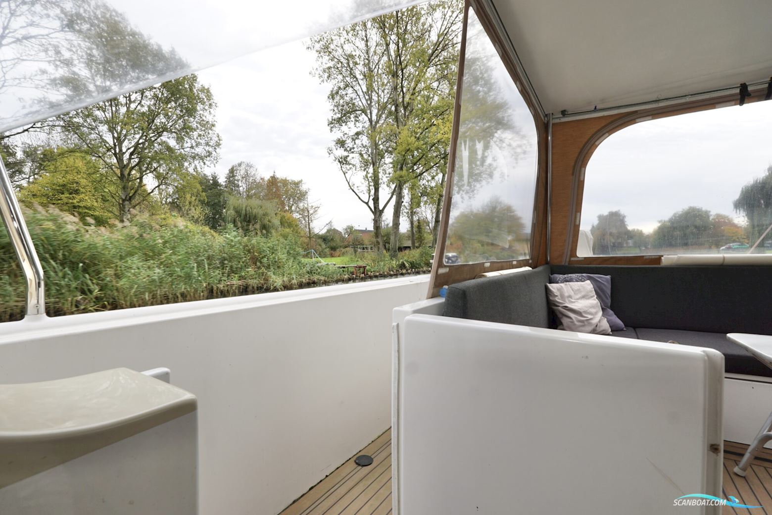 Serious Yachts Gently Low Bridge 45 Sedan