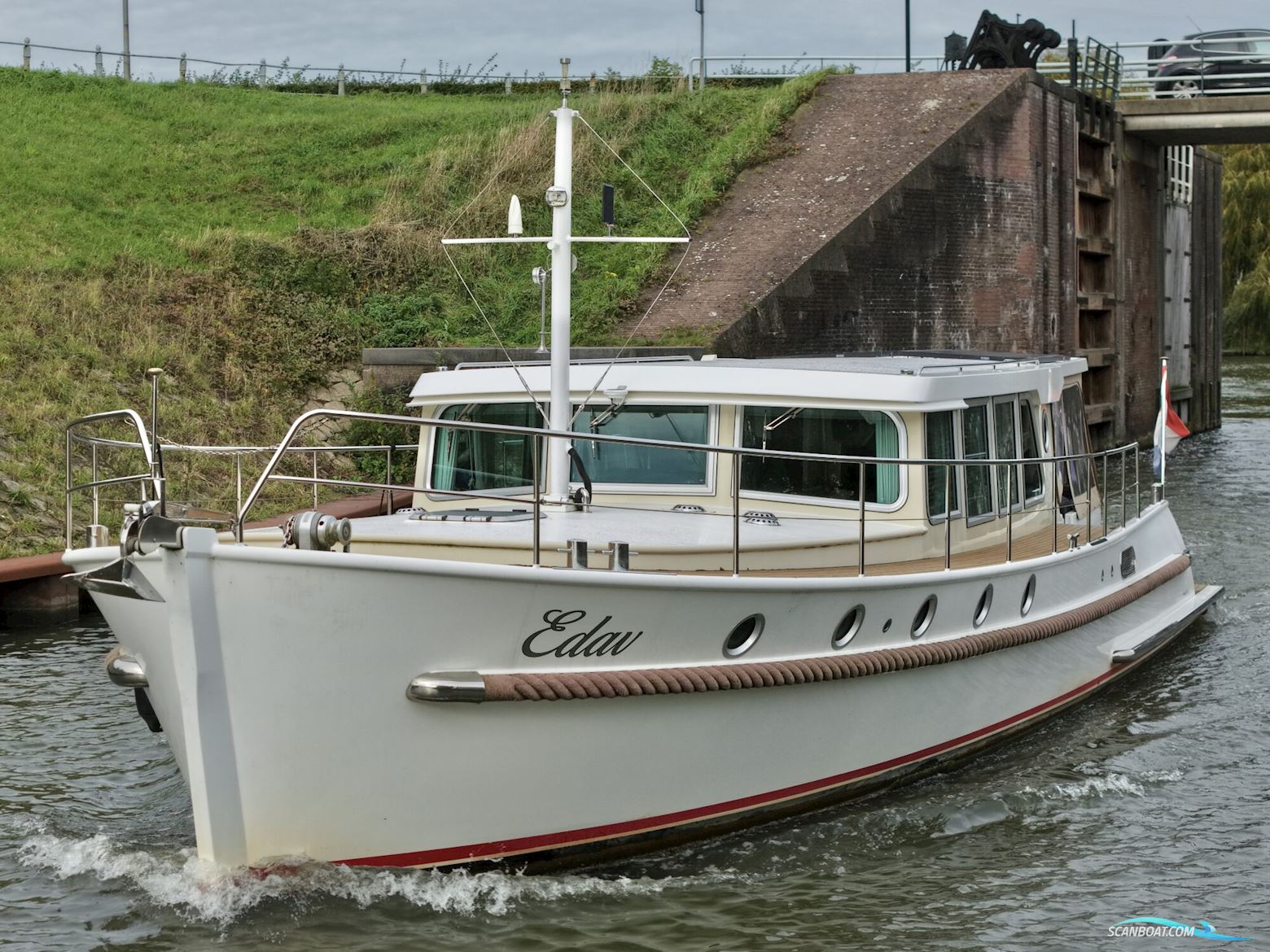 Serious Yachts Gently Low Bridge 45 Sedan