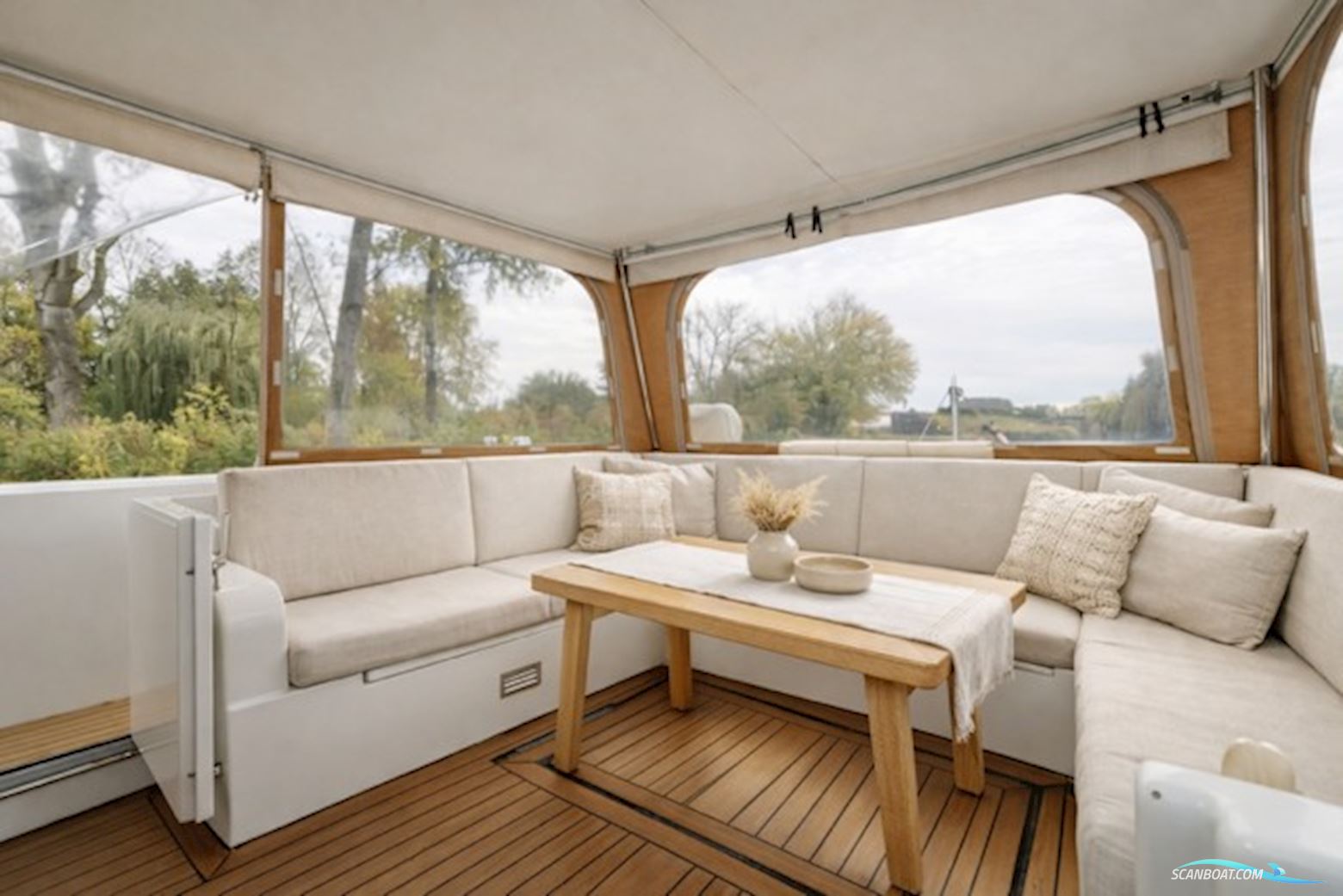 Serious Yachts Gently Low Bridge 45 Sedan