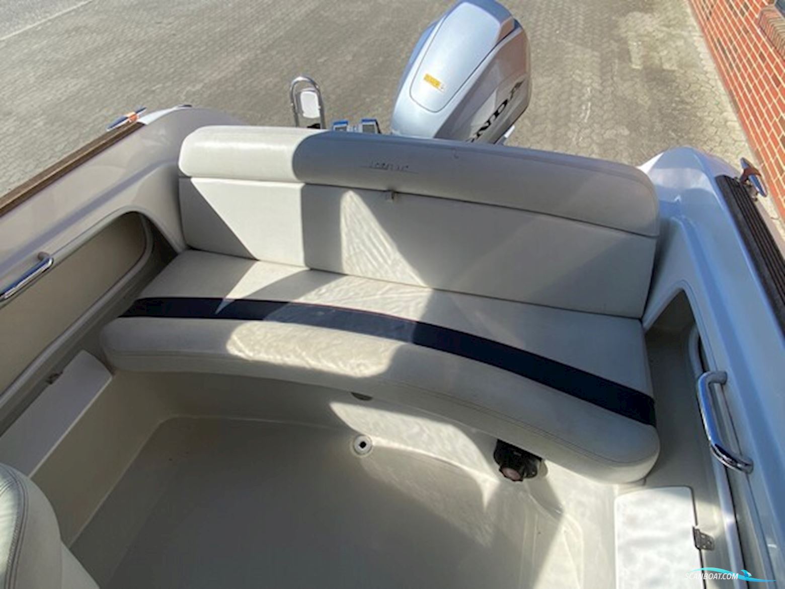 Skibsplast 555 HT m/Honda F100 hk og Brenderup trailer