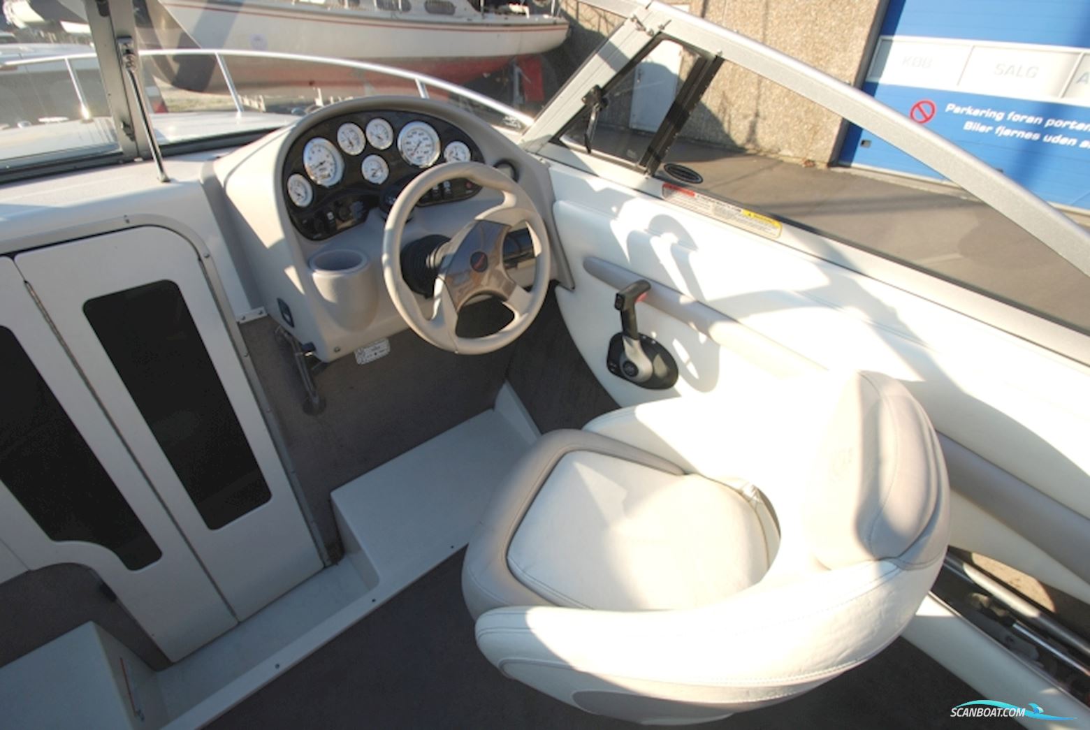 Stingray 220 CS Daycruiser