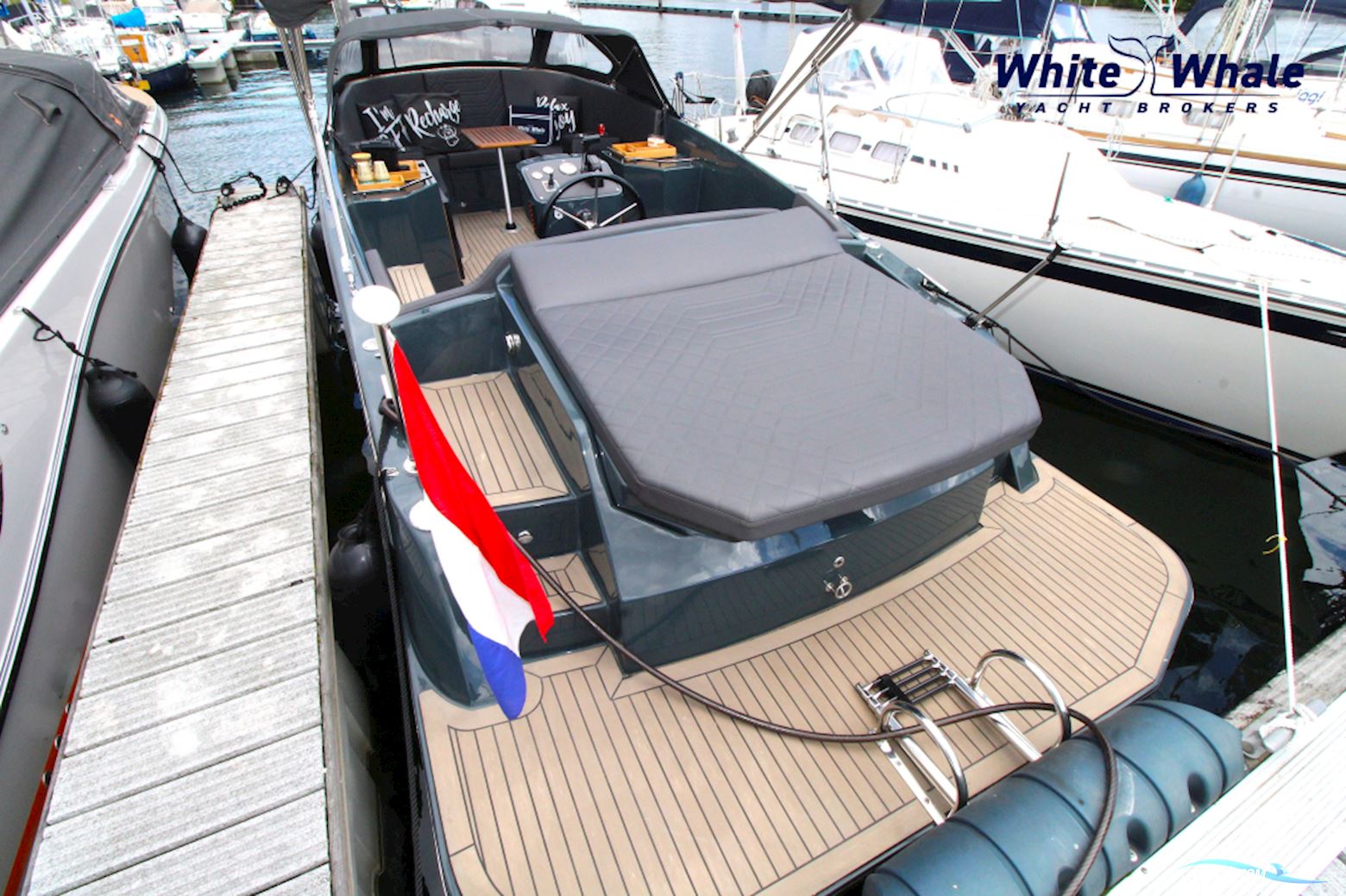 Tendr 27 Cabin