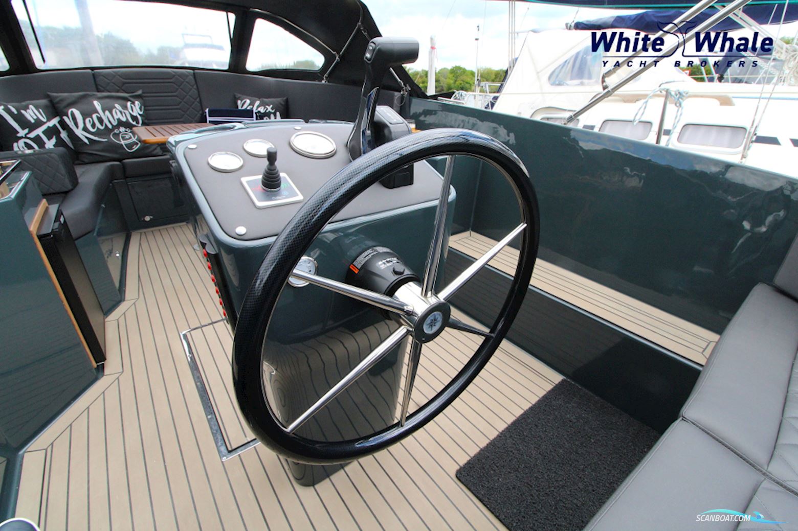 Tendr 27 Cabin